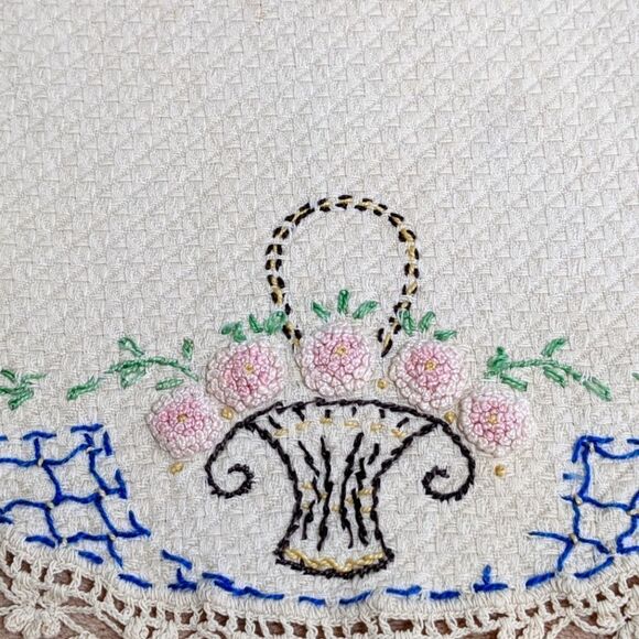 Vintage 1940's Handmade Embroidery & Crochet Doilies - Picture 8 of 16